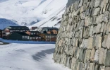 Le mur anti-avalanche de Longyearbyen, sur l'île du Spitzberg, dans l'archipel du Svalbard, le 6 mai 2022