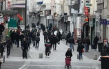 Des passants dans la banlieue de Paris à Saint-Denis le 2 avril 2020