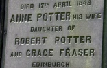 Des tombes portent des noms similaires à plusieurs personnages de la saga Harry Potter créée par JK Rowling dans le cimetière Greyfriars, le 5 juin 2024 à Edimbourg, en Ecosse