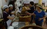A Hanoï, la baguette reste omniprésente, notamment grâce au populaire sandwich appelé banh-mi