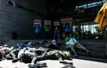 Des manifestants se rassemblent devant le siège du groupe bancaire BPCE avant l'assemblée générale de TotalEnergies, à Paris, le 16 mai 2025