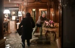 Les employés du Gritti Palace mettent les meubles à l'abri pendant un épisode d'"acqua alta" (marée haute) d'une ampleur exceptionnelle à Venise le 12 novembre 2019