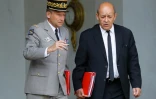 Le chef d'état-major des armées, le général Pierre de Villiers, et le ministre de la Défense Jean-Yves Le Drian à l'issue du conseil restreint de défense le 11 août 2016 l'Elysée à Paris