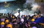 La police tire des gaz lacrymogènes pour disperser les manifestants, le 21 juillet 2019 à Hong Kong