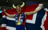 Le Norvégien Karsten Warholm célèbre sa victoire sur le 400 m haies, un casque de viking sur la tête, lors des Mondiaux d'athlétisme à Budapest, Hongrie, le 23 août 2023