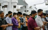Des musulmans à la Grande mosquée Baiturrahman de Banda Aceh (Indonésie) le 23 avril 2020.