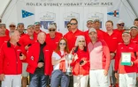 Mark Richards, le skipper de Wild Oats XI, et ses équipiers, posent avec le trophée après avoir remporté Sydney-Hobart, le 28 décembre 2018 à Hobart