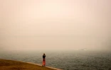 La baie de Sydney recouverte d'un épais nuage provoqué par les fumées des feux de forêt.