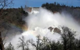 Des mètres cubes d'eau relâchés du barrage d'Oroville le 14 février 2017 en Californie  