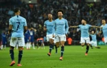 Raheem Sterling (g), auteur du tir au but victorieux en finale de la Coupe de la Ligue face à Chelsea, félicité par ses coéquipiers, le 24 février 2019 à Wembley
