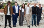 De g à d: Félix Moati, Jean-Hugues Anglade, Leila Bekhti, Gilles  Lellouche, Guillaume Canet et Mathieu Almaric posent au festival du film d'Angoulême lors de la présentation du film "Le Grand Bain", le 25 août 2018