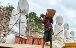 Un atelier de sculpture de statues en marbre, le 2& juin 2020 à Sagyn, près de Mandalay, en Birmanie
