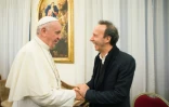 Photo fournie par le service de presse du Vatican montrant le pape François saluant Roberto Benigni le 11 janvier 2016 au Vatican