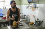 Roberto Ronda cuisine à son domicile pour le petit commerce de repas qu'il a lancé, le 31 juillet 2026 à La Havane 