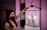 L'Argentine Mia Minutillo déballe la robe pour la fête de ses 15 ans, chez elle à Buenos Aires, le 30 juillet 2020
