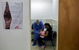 Une soignante du centre de santé de Médecins sans frontières (MSF) reçoit en consultation une femme et son bébé, le 17 mars 2021 à Vidoño, au Venezuela