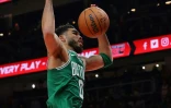 Jayson Tatum des Boston Celtics réussit un dunk au cours du match 6 du 1er tour des play-offs en NBA contre les Atlanta Hawks Hawks le 27 avril 2023 à Atlanta
