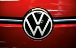 Logo du constructeur automobile allemand Volkswagen, lors du salon de l'automobile à Paris, le 16 octobre 2024