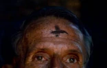 Les catholiques inscrivent une croix avec des cendres sur le front, le jour du mercredi des Cendres, qui marque l'entrée dans le Carême, période de 40 jours précédant Pâques