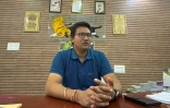 Le responsable des forêts de l'Etat, Varun Jain, lors d'une interview avec l'AFP dans son bureau à Dhawalpur, le 13 mars 2025 dans l'Etat de Chhattisgarh, en Inde