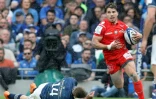 Le demi de mêlée du Stade toulousain Antoine Dupont devance l'arrière du Leinster Jordan Larmour, le 29 avril 2023 à Dublin  