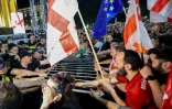 Des manifestants contre le projet de loi sur "l'influence étrangère" affrontent la police, le 28 avril 2024 devant le Parlement géorgien à Tbilissi