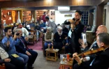Des Irakiens participent à un concert dans un café de Mossoul (Irak), le 2 novembre 2018