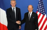 Le ministre français de l'Economie Bruno Le Maire (G) en compagnie du secrétaire américain au Commerce Wilbur Ross (D), le 31 mai 2018, au ministère des Finances à Paris