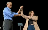 Barack Obama et Kamala Harris se tenant la main lors d'un meeting de campagne de la démocrate en Géorgie le 24 octobre, 2024
