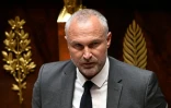 Le président du groupe des députés Liot Laurent Panifous prononce un discours à l'Assemblée nationale, à Paris, le 1er juillet 2025