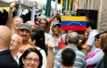 Des Venezuéliens font la queue pour authentifier leur signature en faveur d'un référendum pour déposer le président Nicolas Maduro, à Caracas, le 20 juin 2016