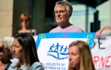 Manifestation devant la cour criminelle du Morbihan à Vannes, le 19 mai 2025, pendant le procès de l'ex-chirurgien pédocriminel Joël Le Scouarnec
