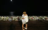 Deux personnes s'étreignent devant le mémorial improvisé pour les victimes de l'attentat de Nice, le 18 juillet 2016