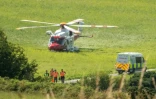 Un hélicoptère des services de secours stationné près du site d'un déraillement de train, le 12 août 2020 à Stonehaven, dans le nord-est de l'Ecosse