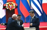 Le président chinois Xi Jiping (d) et ses homologues colombien Gustavo Petro (c) et brésilien Luis Inacio da Silva lors de la cérémonie d'ouverture de la 4e réunion ministérielle du Forum Chine-Communauté des États d'Amérique latine et des Caraïbes (Celac) à Pékin, le 13 mai 2025