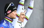 Le coureur slovène de l'équipe UAE, Tadej Pogacar (au centre), célèbre sa victoire au Tour des Flandres 2026, entouré sur le podium du Néerlandais Mathieu van der Poel (à gauche), de l'équipe Alpecin, deuxième, et du Belge Remco Evenepoel (à droite), de l'équipe Red Bull, troisième, à Haaltert, le 5 avril 2026