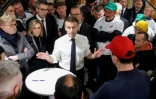 Le président Emmanuel Macron (c) lors d'une discussion avec des agriculteurs et des membres de syndicats agricoles au Salon de l'agriculture, le 24 février 2024 à Paris