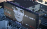 Un panneau publicitaire fait la promotion du documentaire "Seeing Allred" à Los Angeles le 8 février 2018