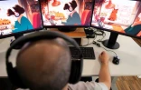 Un homme regarde sur son ordinateur la chaîne YouTube "LoFi Girl", produite par le Français Dim et illustrée par Juan Pablo Machado, le 17 septembre 2026 à Paris