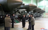 Une photo diffusée par l'agence officielle nord-coréenne KCNA le 5 janvier 2023 montre le dirigeant Kim Jong Un visitant une usine d'équipement militaire