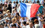 Un drapeau tricolore brandi lors de la minute de silence le 189 juillet 2016 à Nice