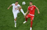 Le milieu suisse Granit Xhaka (g) à la lutte avec celui de la Serbie Sergej Milinkovic-Savic au Mondial, le 22 juin 2018 à Kaliningrad