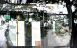 Une femme dans un bus Ă MĂĽnich (Allemagne), le 14 mai 2020