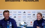 L'attaquante des Bleues Eugénie Le Sommer aux côtés du sélectionneur Hervé Renard en conférence de presse vendredi à Brisbane