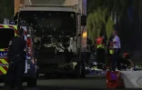 Des policiers devant le camion criblé de balles qui a foncé sur la foule le 14 juillet 2016 à Nice