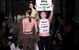 Une militante de People for the Ethical Treatment of Animals (PETA) défile pour protester contre l'utilisation du cuir dans l'industrie de la mode, alors que les mannequins présentent les créations de Victoria Beckham pour le Prêt-à -porter Femme Automne-Hiver 2024/2025. collection dans le cadre de la Paris Fashion Week, à Paris le 1er mars 2024.