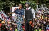 Le leader de l'opposition ougandaise et candidat à la présidentielle Bobi Wine et son épouse Barbara Kyagulanyi lors du dernier meeting de campagne de leur parti, le 12 janvier 2026 à Kampala