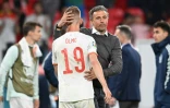 Le sélectionneur espagnol Luis Enrique réconforte le milieu de terrain Dani Olmo, après la défaite de son équipe face à l'Italie aux tirs au but (1-1, 4-2 t.a.b.), en demi-finale de l'Euro 2020, le 6 juillet 2021 au stade de Wembley à Londres