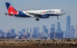 Un Airbus A320 de la compagnie JetBlue en phase d'atterrissage à l'aéroport de New York, le 7 février 2024