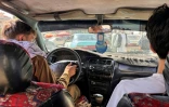 Un autoradio dans un taxi qui transporte des passagers Ă Kaboul, le 10 septembre 2026 en Afghanistan